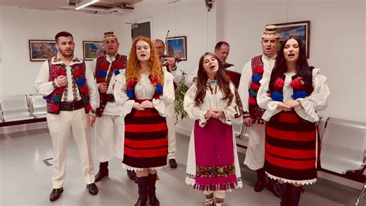 Slobod îi a colinda? La Ambasada României în Regatul Unit al Marii Britanii şi Irlandei de Nord, împreună cu artiștii din Ansamblul Național Folcloric “Transilvania”, am adus atmosfera Crăciunului de acasă în mijlocul Londrei. #colinde #craciun #maramures #traditiicraciun ansamblultransilvania ghitiuandreea | Cristian Niculescu Țâgârlaș