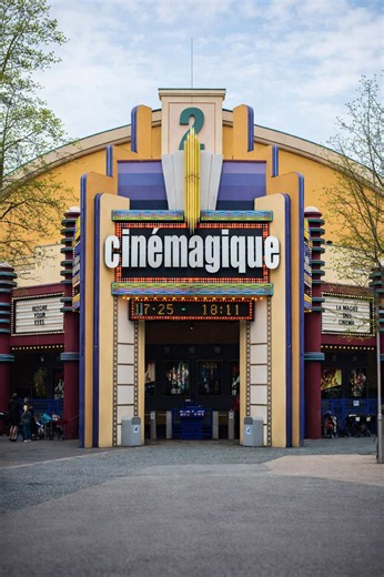 Et si le cinéma ne se regardait plus… mais se vivait ? 🎞️✨ À CinéMagique, un simple spectateur devenait le héros du film. Acteurs en direct, projections synchronisées et effets spéciaux faisaient disparaître la frontière entre l’écran et la réalité. Pendant 15 ans, ce spectacle unique a émerveillé des millions de visiteurs à Disneyland Paris… avant de tirer sa dernière révérence. 👉 Auriez-vous osé entrer dans l’écran ? #DisneylandParis #WaltDisneyStudios #DisneyFans #DisneyParks #Fyp