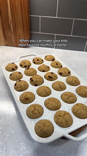 Jordan Murdock on Instagram: "They love their mini muffins🍌🍫 Banana cinnamon muffins: • 1/2 cup unsalted butter (melted • 2 cups mashed bananas (3-4) • 2/3 cup brown sugar • 2 eggs • 2 tsp pure vanilla extract • 1 3/4 cups flour • 1 tsp baking soda • 1/4 tsp salt • 1 tbsp cinnamon (optional) - Mix wet ingredients to a bowl and then add in dry ingredients - Bake at 350° for 15 minutes"