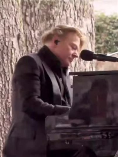Axl Rose Performance of November Rain at Lisa Marie Presley's Memorial