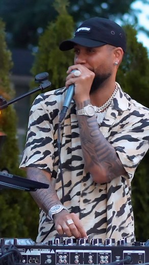 DJ ADONI on Instagram: "Saludo 😅🏃‍♂️💨♥️. Con to y gallo el CALLATE ADONI 🤣🐓.. YA LO VIERON ? Mix nuevo de salsa LINK en mi bio 👆🏽"