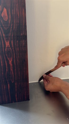 Perfekt finish omkring køkkenbordpladen ✨ Når vi fuger køkken bordplader, er detaljen altafgørende. Her bruger vi hvid silikone fuge for at skabe en vandtæt og holdbar løsning mellem bordplade og væg. Står dit køkken også og trænger til nye fuger? Vi hjælper husejer over hele Danmark med professionelle fugeløsninger. Beregn din pris på dit køkken, på under 2 min. #køkkenfuge #fugerikøkkenet #denfinefuge #professionelfugning #køkkenrenovering | Den Fine Fuge
