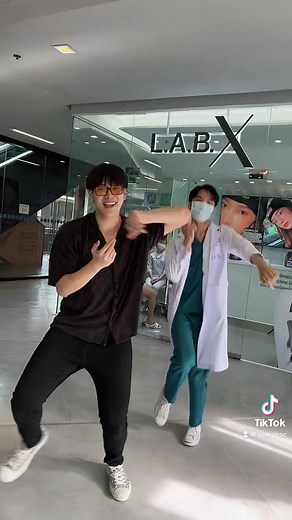 คนชิค ๆ เค้ามาเสริมความเป๊ะที่ LAB X ใกล้ที่ไหนไปที่นั่น 3 สาขาทั่วกรุงเทพ Siam Square One - Central Rama9 - Central Westgate . Last Kiss #laz1 #TPOP #oueiija #ถ้าจูบได้เพียงหนึ่งครั้งlaz1 #labxclinic #ต้าอู๋ห์