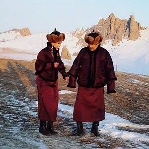 Gue tged daarhiin erhend yu ch hamaagui hiideg ym bna haha... tgsnee yu ch bloogui ymshg 🤣📸✌ Hamtlagiin ahlagch Gombo Zolboot 👍🤗🤣 2018iin ehlel nileen shiruuhen uu gaigui bga 🤣🤣 | Shuudertsetseg Purev-Ochir