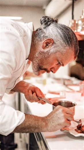 Culinary Evolution on Instagram: "Un des plus jeunes chefs 3 étoiles de France nous livre un secret qui va changer votre façon de cuisiner (et de manger) : au-delà de 52°C, votre cerveau analyse la chaleur, pas le goût ! 🤯 ✨ L'astuce du Chef : Servir entre 47 et 48°C pour une explosion de saveurs optimale. Découvrez aussi sa technique révolutionnaire pour une lotte ultra-moelleuse : la cuire à l’étouffée... dans sa propre peau ! Agrafée et enfournée, elle garde tout son jus pour un résultat exc