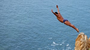 Clavadistas se lanzan desde un peligroso peñasco para reactivar el turismo en Acapulco