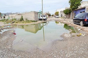 Viven entre agua sucia en la colonia Nueva Merced
