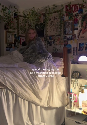 spend the day with me as a freshman in college 10AM - 9PM! Obvi I ended the day with @Chipotle and my new @lolablankets @Hairitage @SKIMS @POPPI #dayinmylife #college #vlog #trending #foryoupage