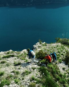 The right clothes – even if the sun isn’t shining. Enjoy the blooming nature with the lightweight outfits from our new hiking collection. | Mammut