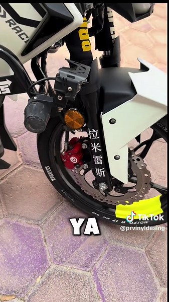 PRVD (@prvinyldesing) - Respuesta a @Daniel Duran #personalizados #sticker #reflejantes #motos