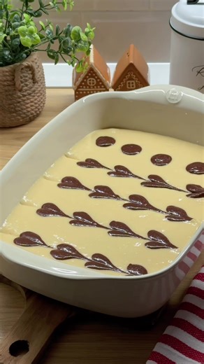 Chec cu inimi 💕 Rețeta: 4 ouă 150 g de zahăr 1 plic de zahăr vanilinat 330 g de iaurt de băut 100 g de unt topit 350 g de făină 10 g de praf de copt Pentru inimi: 1 lingură plină de cacao 2-3 linguri de apă Mod de preparare: 1. Într-un bol se amestecă timp de 4-5 minute ouăle, zaharul și zahărul vanilinat. 2. Se adaugă iaurtul de băut și untul topit, se amestecă bine. 3. Încorporează făina și praful de copt. Lasă 50 de g de aluat deoparte . 4. Amestecă cacao și apa. Va ieși o pastă de cacao. Am