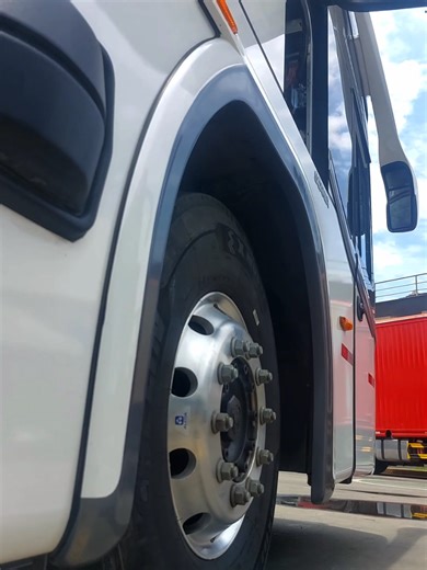 #NB1 🇵🇪 Los primeros en el Perú. El nuevo NB1 llega sobre chasis Scania Perú K450C, potencia, tecnología y rendimiento pensados para largas rutas. Interior realmente amplio, mejor distribución de espacios y una cabina de conducción más espaciosa que eleva la experiencia del operador. Asientos sofá cama 160° en ambos niveles, iluminación 100% LED y certificación R66 que respalda su seguridad estructural. Incorpora sensores y tecnología que optimizan la conducción, además de una bodega amplia y 