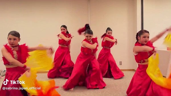 Sabrinaの「千本桜」ダンスパフォーマンス