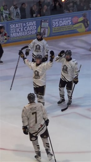 𝘼 𝙦𝙪𝙞𝙘𝙠 𝙨𝙝𝙤𝙩... 𝙖𝙣𝙙 𝙖 𝙦𝙪𝙞𝙘𝙠 𝙜𝙤𝙖𝙡! 🏒 Elliot Lewis strikes with Goal 1 in MKL's 5-2 victory last Saturday night 💥 NEXT GAME: ⚡ Lightning vs Sharks 🦈 📅 Sat 22nd November 🕖 7PM face off | 6PM entry 🎟️ bit.ly/WatchMKL | MK Lightning