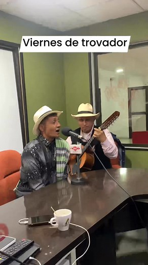 Hoy viernes de trovador ellos tienen la cabina abierta para que troven a los oyentes. #cartago | Radio Robledo 840