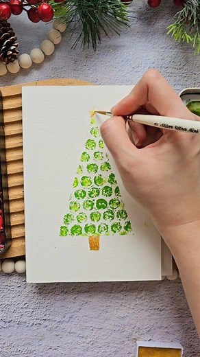 Easy Christmas tree card using a bubble wrap 🎄✨️🖌 Tip: I added a little bit of white gouache to make my paint creamy so it will stick to the bubble wrap. #fblifestyle | Joly Poa Watercolorist