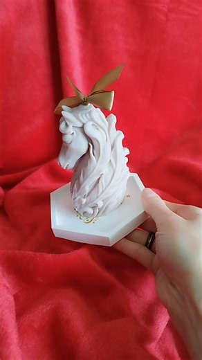 Pour une personne qui aime les chevaux 🐎 #chevauxpassion #saintetienne #cadeaupersonnalisé #faitmaison #faitmainfrançais #bougiepersonnalisée | Maison Caroline