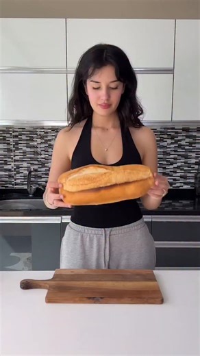 Alireza😎 on Instagram‎: "خیلی راحته درست کردنش و خیلیم مزش خوبه . مواد لازم : نان ساندویچی یک عدد رب یک قاشق غذا خوریی سر خالیی فلفل قرمز به مقدار لازم نمک به مقدار لازم اویشن یک قاشق چای خوریی اب هم به مقدار لازم 😂🤦‍♂️ امیدوارم بدونین مقدار لازم یعنی چقدرررررر"‎