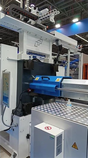 📉 BMB Spa mostrando maquinaria de inyección de alto nivel.