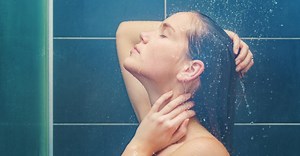 7 erros que você comete ao lavar o cabelo — e não fazia ideia!