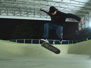 MAVEN滑板入门教学丨360FLIP 大乱Treflip.如何做出#treflip #大乱 #360FLIP ？前提：至少得会Ollie吧？脚位：前脚斜站中间；后脚抠板脚位。要点：学会点板的同时抠板。#maven滑板教学 #滑板教学 #滑板 #maven滑板,大乱的脚位- 抖音