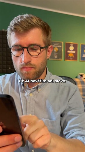 Hele půlka sálu je prej prodaná, tak doufám, že kapacita sálu není 4 lidi. Radši se zeptám AI.