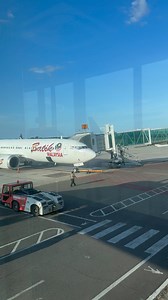 Lapangan Terbang Sandakan Full House 😆 Terima kasih kepada Menteri Pengangkutan, YB Anthony Loke Siew Fook kerana mengumumkan penambahan dua jambatan udara baharu di Lapangan Terbang Sandakan. 🙏✈️ Dalam masa yang sama, kami juga ingin menekankan keperluan mendesak untuk memperbesarkan balai ketibaan kerana ruang sedia ada terlalu sempit, terutama apabila tiga atau lebih penerbangan tiba serentak. 山打根机场人潮满满！ 感谢交通部长陆兆福同志宣布为山打根机场增设两座新的登机桥。🙏✈️ 同时，我们也要强调扩建到达大厅的迫切需要，因为现有空间太小，尤其在三趟或更多航班同时抵达时更显拥挤。 Th