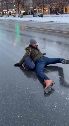 man slipped #funny #ihavethisthingwithplants #almost #football