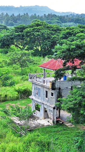 Amid the raging floods that swept Cagayan de Oro wayback 2011. This lone house stood tall in Sitio Cala-cala, Brgy. Macasandig. 🏠 More than a decade later, the “House That Survived Sendong” remains a silent witness to the city’s darkest hour and its people’s enduring spirit. It stands not just as a piece of history, but as a testament to resilience — that even when storms destroy, faith rebuilds. 🙏 #Cdonskie #CagayandeOroCity | CdOnskie