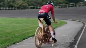 VIDÉO. La pédale de son vélo en bois casse 4 mètres seulement après le départ : un cycliste belge manque sa tentative de "record du monde de l’heure"