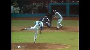 En 1981, Dodgers y Yankees se enfrentaron por última vez en Serie Mundial. En esa ocasión, Fernando Valenzuela brilló en la lomita. El mexicano lanzó la ruta completa en el Juego 3, para que los Dodgers comenzaran la remontada que terminó con el título. Revive el último ponche de esa noche. | MLB México