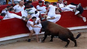 El video del impresionante quinto encierro, los cornazos y accidentes en San Fermín