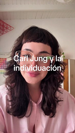 Hay momentos donde no estás “mal”, pero sentís que la vida que construiste ya no te representa igual. Y cuando leí a Jung hablando de individuación fue literalmente: ah, entonces no soy la única sintiendo esto. Siento que muchas personas están atravesando cambios internos enormes y ni siquiera tienen palabras para explicarlos. Así que esta serie va a ser un poco eso: identidad, máscaras, vínculos, intuición, la sensación de estar cambiando por dentro y todas esas cosas que solemos esconder abajo