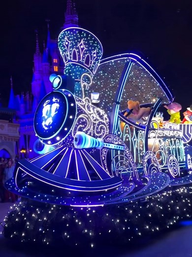 Disney starlight : Dream the night away ✨ La nouvelle parade nocturne du parc Magic Kingdom à Walt Disney World. Un spectacle éblouissant de couleur et de lumière qui saura émerveiller tout le monde. #waltdisneyworld #disneyworld #disneyparks #disney #magickingdom