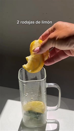 El agua detox que tomo todos los días para deshincharme y sentirme liviana 🍃 Es súper simple: pepino, limón y jengibre. Ayuda a desinflamar el abdomen, mejora la digestión y deja la piel más luminosa ✨️ Ideal para acompañar tu rutina Cellufree y potenciar los resultados del drenaje 🫶🏻 Si te gustó deja tu ❤️ y dale seguir 🙏🏻 #detox #detoxdrinks #bebidastiktok #pepino #saludable | Juli te activa