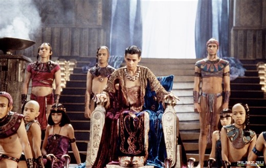 很难道想像这是1994年拍摄的电影，一个欧版裴勇俊，一个真人版晶兵总动员，一个原始人版周杰伦，真是好科幻啊，一口气看完高分科幻巨作《星际之门》《星际之门》