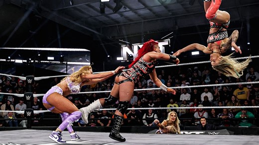 Sol Ruca’s errant Sol Snatcher to Zaria dooms ZaRuca against The Elegance Brand. | WWE