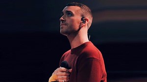 Sam Smith confirma romance con actor de '13 Reason Why'