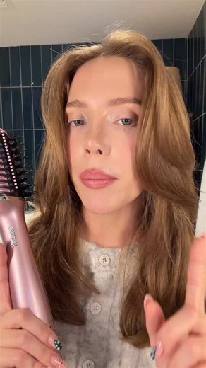 Jamie Stone on Instagram: "One tool does it all 🤯👏🏻 @sharkbeauty has done it again with their new Glossi, providing an ultra-fast wet-to-glossy finish without the frizz, for all hair textures!! Not only does it dry your hair super fast, makes your hair smooth AND shiny, BUT it also has temperature control in wet mode which has been so ideal on my healthy hair journey!! An absolute must have! #SponsoredbySharkBeauty #SharkGlossi"