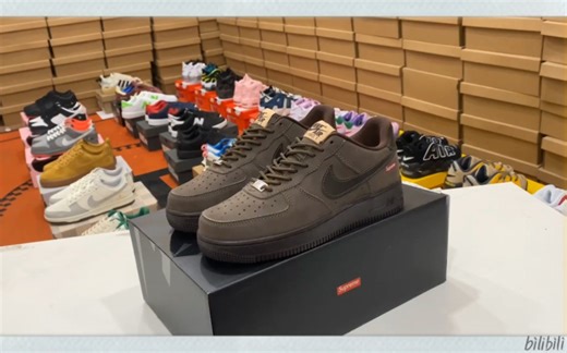 耐克Nike Air Force 1 Low 空军一号低帮百搭休闲运动板鞋。柔软、弹性十足的缓震性能和出色的中底设计，横跨复古与现代的外型结合，
