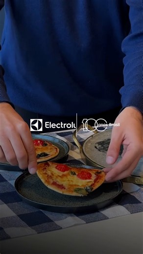 Tem coisas que fazem uma casa ganhar vida na hora. Tipo a comida saindo do forno. 💙 Há 100 anos, a Electrolux acompanha os momentos e histórias que acontecem todos os dias dentro das casas brasileiras. Conta pra gente: qual receita mais tem cara de conforto pra você? 🍕#SuaCasaBemVivida Produto: Forno Pedra de pizza