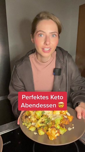 Keto Diät Rezept: Blumenkohl & Brokkoli aus dem Airfryer. Ich bereue, dass ich dieses Rezept nicht schon früher kannte 😅🥹 Dieses Keto Abendessen hat mir fast Tränen in die Augen getrieben, weil es so unfassbar lecker ist. Bitte, bitte probiere es unbedingt aus! Brokkoli und Blumenkohl enthalten nur sehr wenig Kohlenhydrate und sind deshalb perfekt für deine ketogene Ernährung geeignet. Außerdem sind Blumenkohl und Brokkoli beide sehr nahrhaft und reich an Vitaminen und Mineralstoffen. Sie sind
