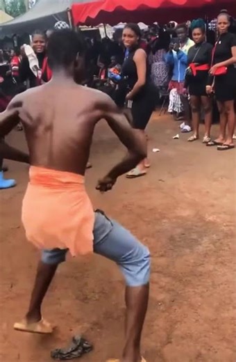 Man 🕺 dancing at a funeral #mustwatch #viral #dance #funny
