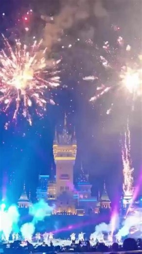 青岛的夜猫子看过来！方特梦幻王国夜场票只要129！不用排队取票超方便，刷码就能进园省时又省钱！游乐设施擦得锃亮像新皮肤，卫生这块儿拿捏得死死的！周六晚上还能看到烟花秀，熊孩子放电一整天回家倒头就睡！市里热销榜上有名的快乐据点，就在岙东南路这拐角——别说我没提醒啊，晚到连草坪都抢不着咯！