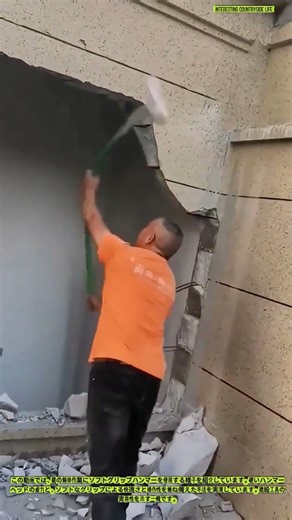 ソフトグリップハンマーによる解体作業 - 建設現場の精密さ