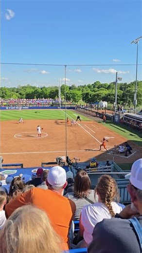 Victoria Hunter of Texas softball gets hit and 1-run RBI (May 9th, 2026)