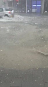 Starkregen in Aachen! 🌧🌧 Straßen wurden überflutet, auch Keller sind Notrufen zufolge vollgelaufen. So ziehen die Gewitter ⛈ weiter ➡ https://bit.ly/2uKIFnz Vielen Dank für das Video, Birgit H. Habt auch Ihr Unwetter-Aufnahmen ⚡⚡, dann schickt sie uns gerne in unsere Wetter-Momente-Gruppe (https://bit.ly/2x4VpWZ). | wetter.com