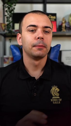 Kako znam da je moj klijent razumeo prodaju? Evo jasnog signala. Pravi napredak u prodaji ne vidi se u broju poziva ili zatvorenih klijenata. Vidi se u ovome: Osoba prestane da se pita: “Šta da kažem da ga zatvorim?” i počne da se pita: “Koje pitanje da postavim da mu pokrenem razmišljanje?” To je trenutak kada prodaja prestaje da bude “rečenica”. I postaje proces vođenja klijenta ka uvidu. Šta je moj klijent uradio? Umesto da traži “magičnu rečenicu”, počeo je da radi ono što pravi prodavci rad