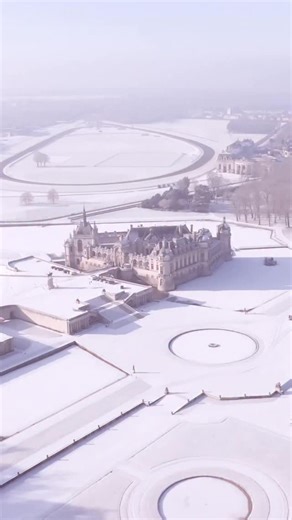 Le Château de Chantilly enneigé depuis le ciel ❄️ 🎥 Aurélien Bourblanc @lacremefrench #neige #winter #snow #chateau #drone #chantilly | Château de Chantilly