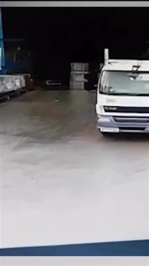 🚧 Cariste : un métier essentiel de la logistique 🚧 Souvent dans l’ombre, le cariste est pourtant un maillon clé de la chaîne logistique. Chargement, déchargement, stockage, préparation des commandes… chaque geste compte pour garantir la sécurité, la rapidité et la fluidité des marchandises. Précision, vigilance et maîtrise des engins : un vrai métier de terrain, indispensable au bon fonctionnement des entrepôts, plateformes et industries. Respect aux caristes 💪 #laboutiqueduroutier #cariste #